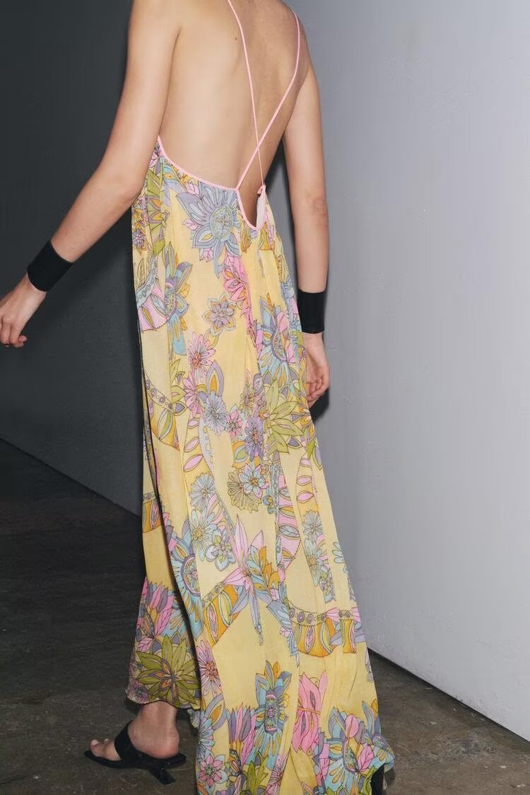 "Sexy boho floral maxi dress with V-neck and backless cutout"